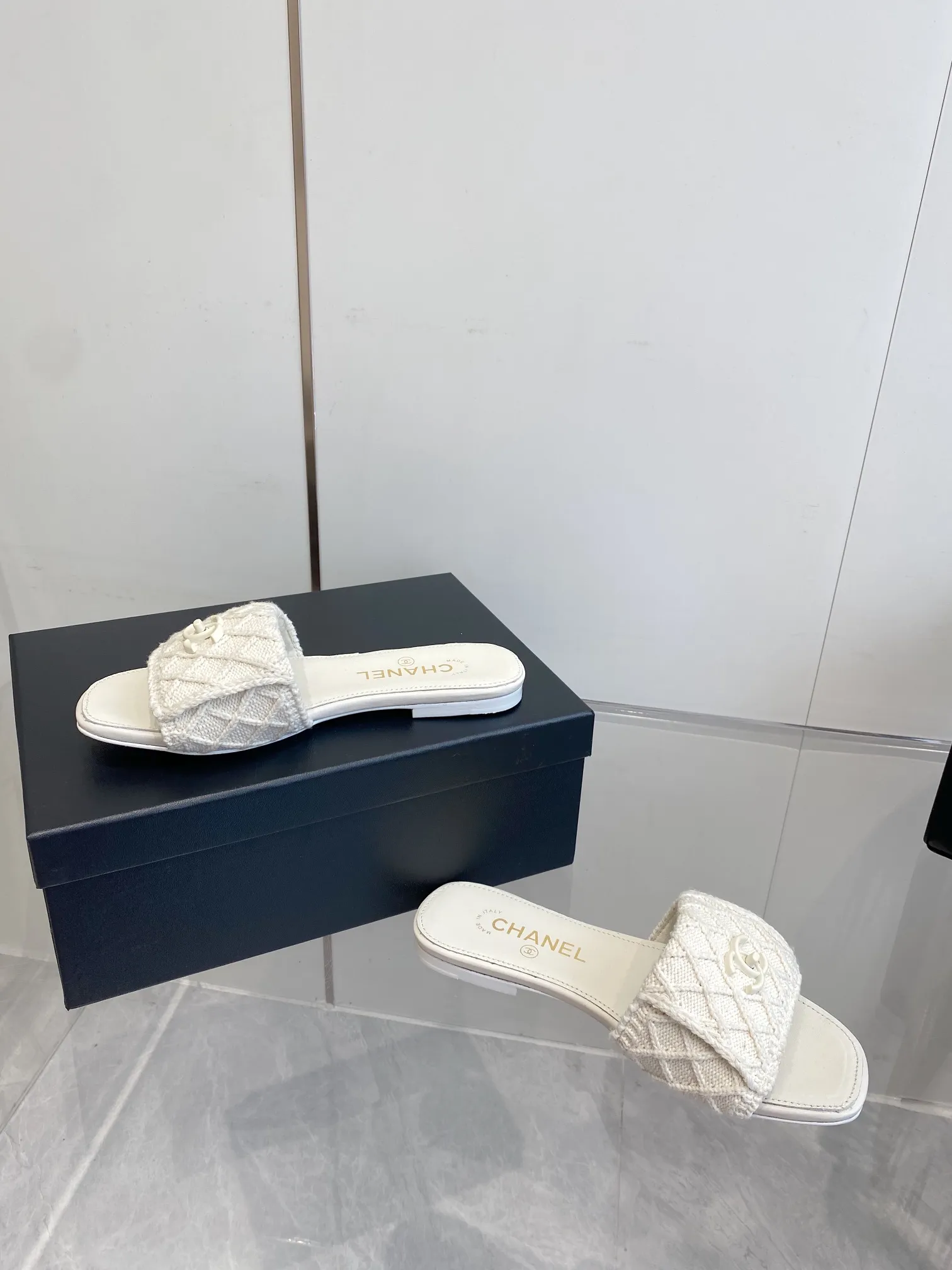 👟👟Ex-factory price 520👟👟 CHANEL｜Chanel 2️⃣5️⃣ss new style! Classic School Bag Buckle Flip Slippers Classic never goes out of style ~ Flip school bag lock design style ~ Slimming and versatile ~ Slippers you won’t get tired of wearing! It feels very comfortable on the feet! A hit that highlights elegance.  #chanel #Chanel #Chanel #chanel shoes